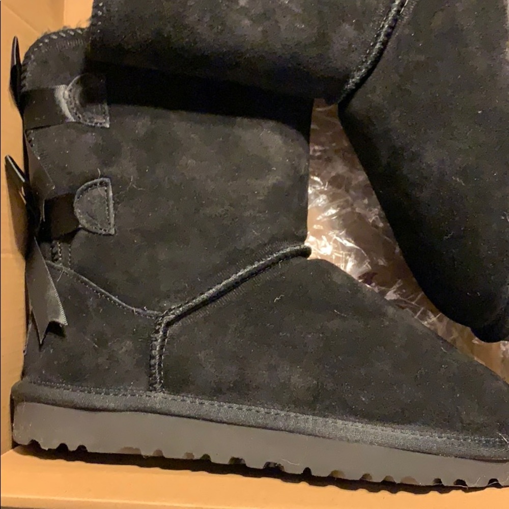 UGGS - Picture 2 of 3